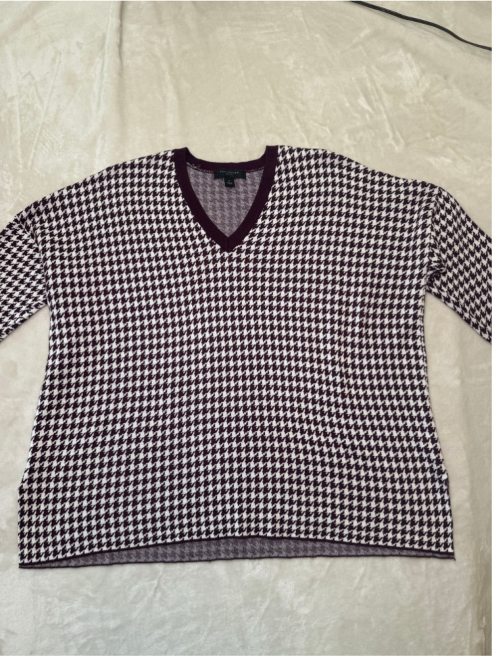 Women's Ann Taylor Petite LP V-Neck Houndstooth Sweater maroon and White